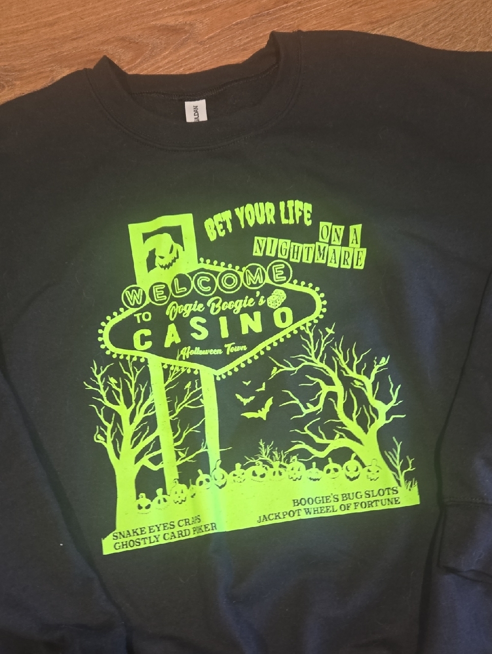 GILDAN OOGIE BOOGIE CASINO GRAPHIC SWEATSHIRT...SIZE LARGE.   #7964